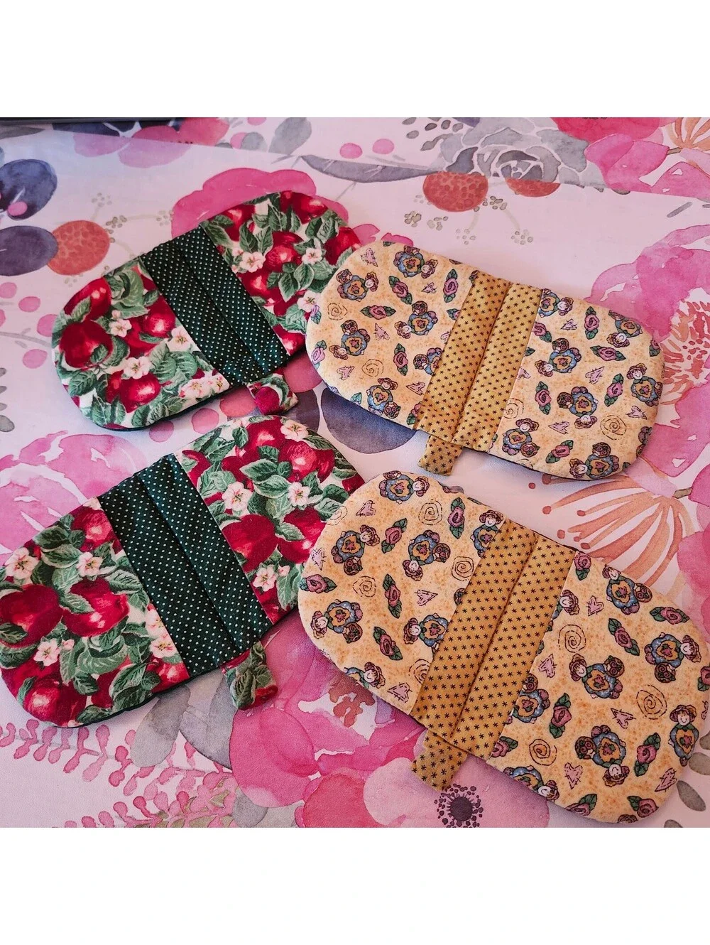 Handmade Magnetic Finger Oven Mitts Set of 4 Quilted Mini Pot Holders